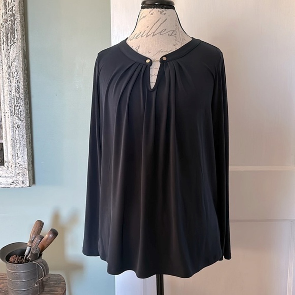 JONES NEW YORK Keyhole Neck Long Sleeve Slinky Top with Gold Link Detail - Navy